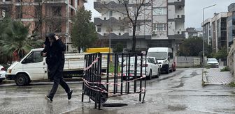 İzmir'de esnaf yağış sonrası biriken suyu rögar kapaklarını açarak tahliye etti