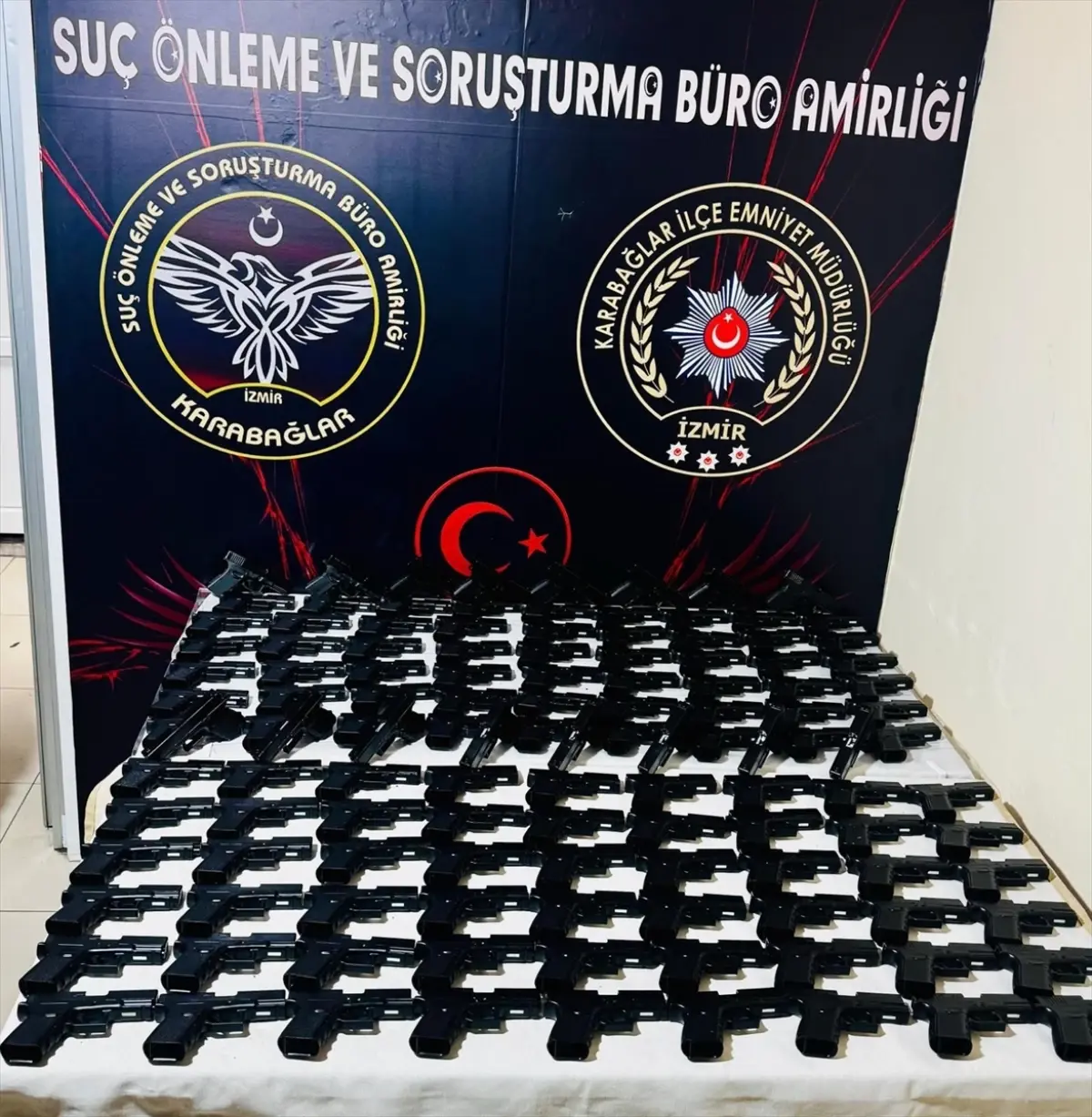 İzmir'de kümeste 124 ruhsatsız tabanca ele geçirildi