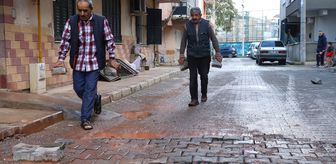 İzmir'de mahalleli bozulan yolu kendi imkanlarıyla onardı