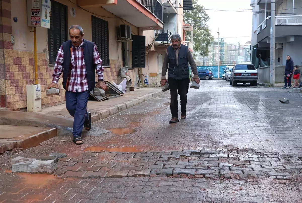 İzmir'de mahalleli bozulan yolu kendi imkanlarıyla onardı
