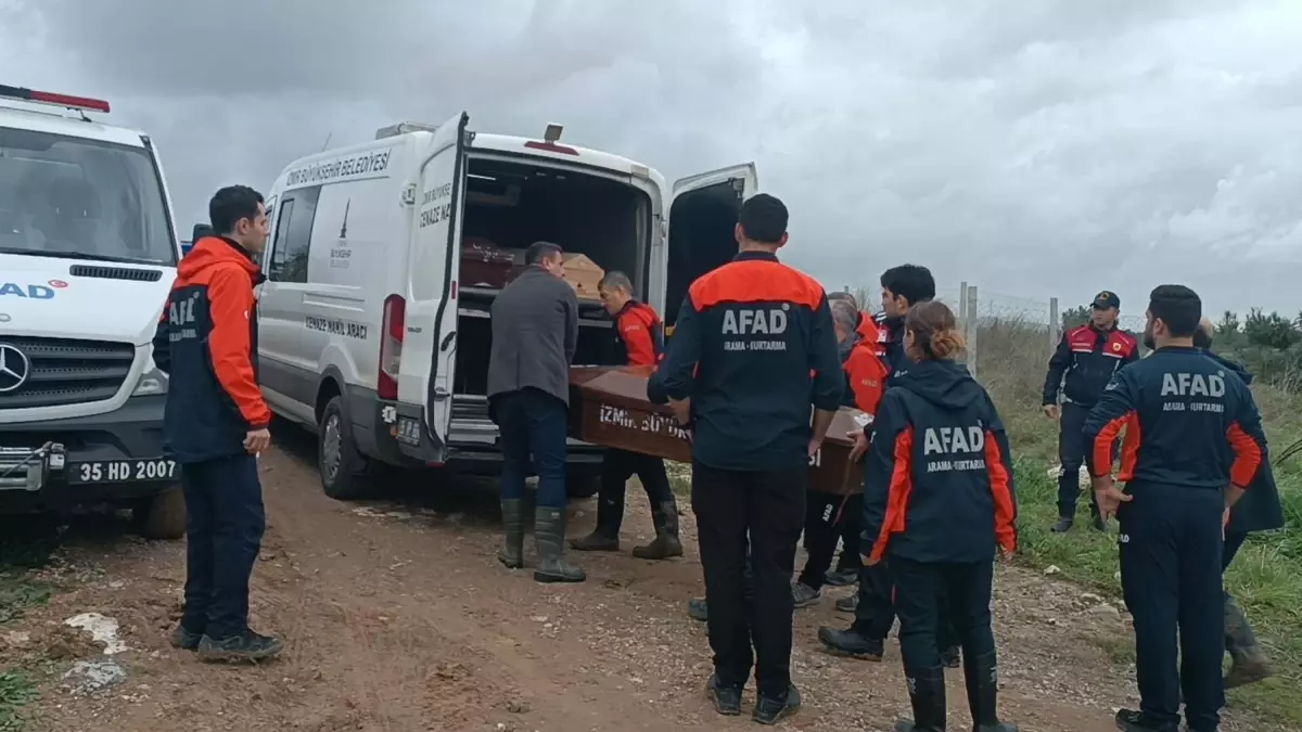 İzmir'de otomobil, dere üzerindeki köprüden geçerken sele kapıldı: 2 ölü