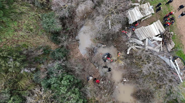 izmir de otomobil dere uzerindeki kopruden 19545941 15 m