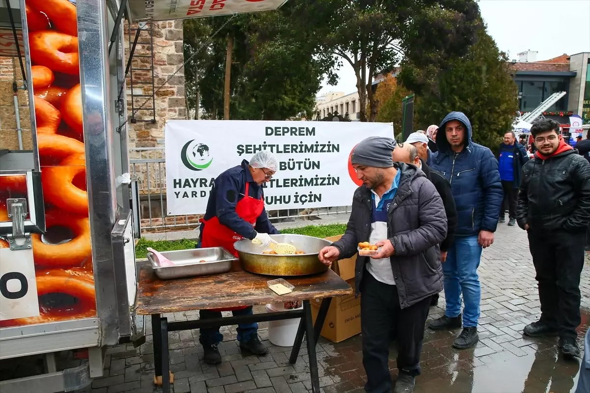 İzmir ve Uşak'ta, Kahramanmaraş merkezli depremlerde hayatını kaybedenler anıldı