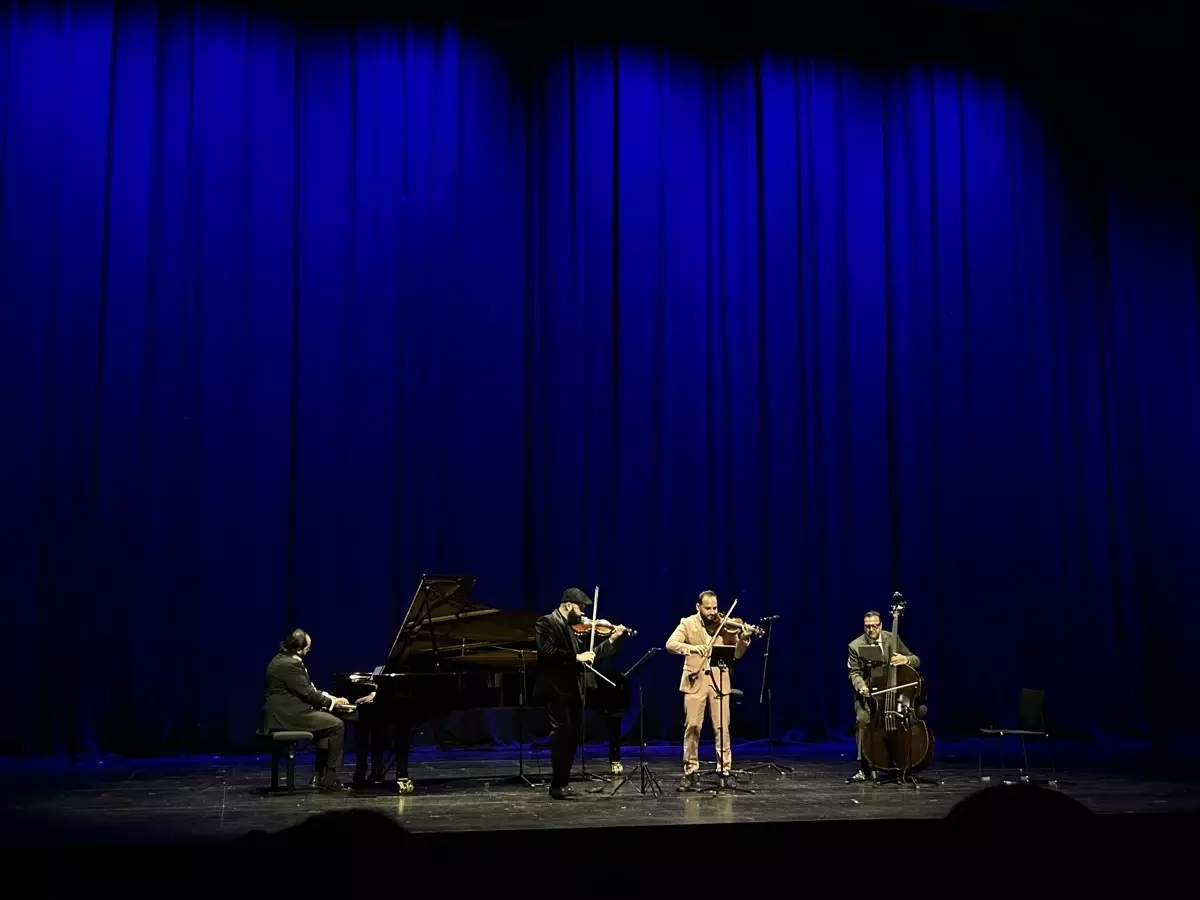 Janoska Ensemble, AKM'de müzikseverlerle buluştu