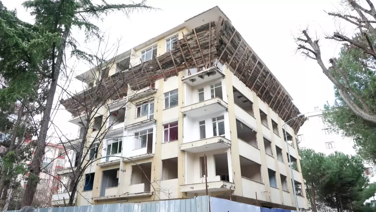 Kadıköy'de Duygu Apartmanı kontrollü yıkıldı