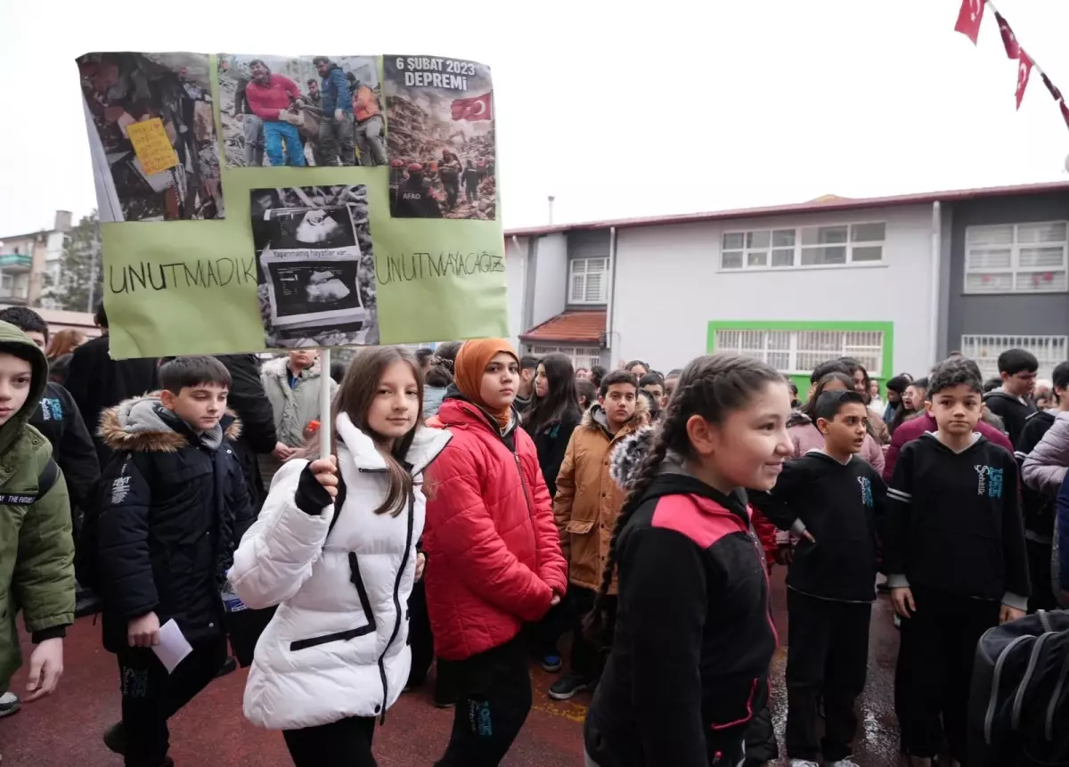 Kahramanmaraş depremlerinde ölenler için okullarda saygı duruşu
