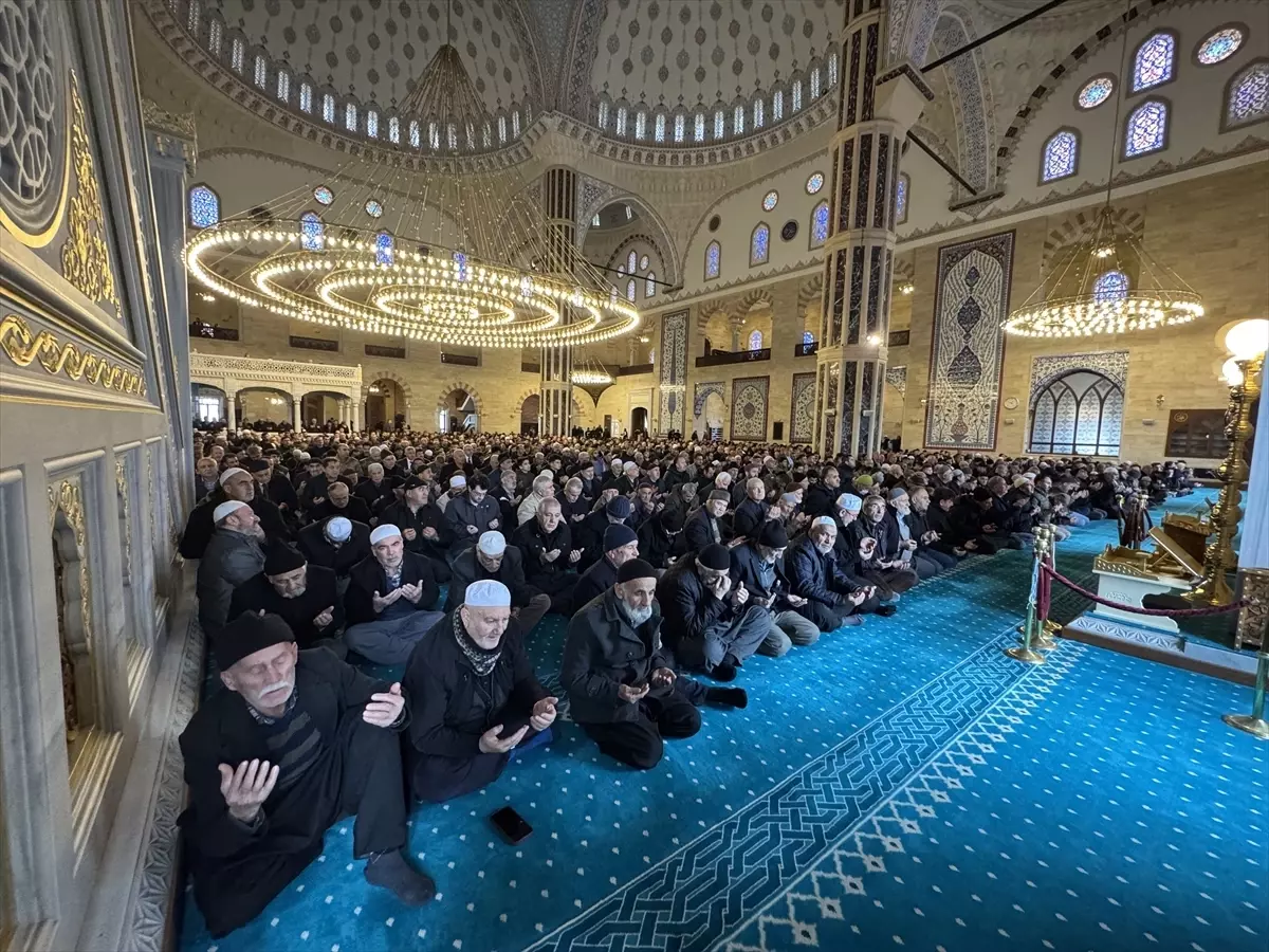 Kahramanmaraş'ta 6 Şubat depremlerinde hayatını kaybedenler için camilerde dua edildi