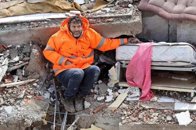 Посещения кладбищ в третий год после землетрясений в Кахраманмараше начались с ночи