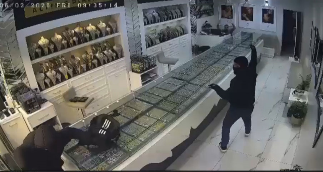 Подозреваемые в масках, избив работника ювелирного магазина, сбежали с почти 1 килограммом золота