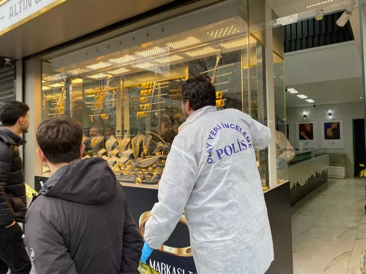 Kar maskeli şüpheliler, kuyumcu çalışanını darbedip 1 kiloya yakın altını alarak kaçtı