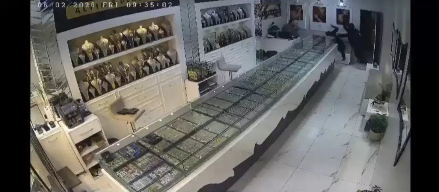 Kar maskeli şüpheliler, kuyumcu çalışanını darbedip 1 kiloya yakın altını alarak kaçtı (3)