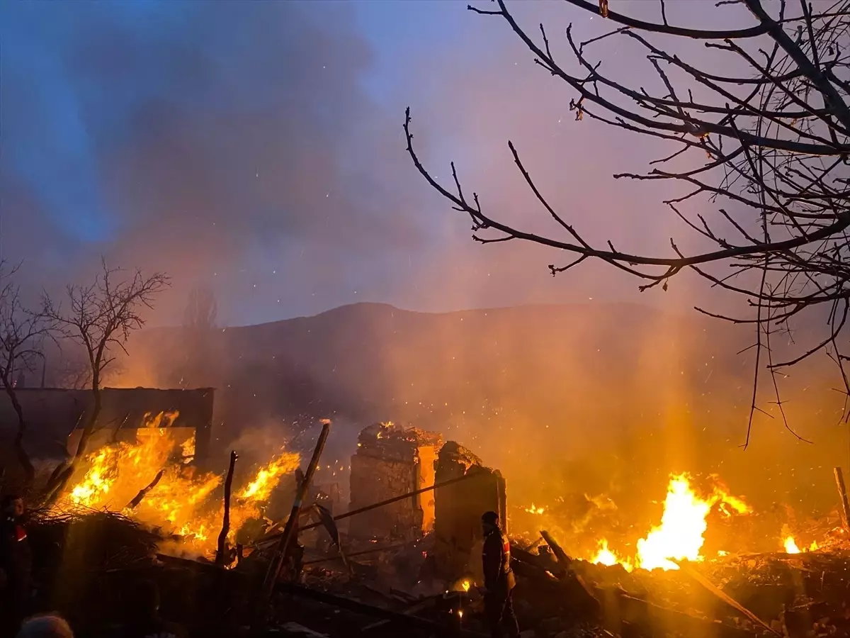 Karabük'te 4 ev ve ahır yandı