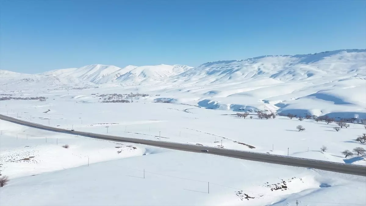 Karla kaplı Karlıova'da güzel manzaralar oluştu