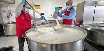 Karlı yolları aşarak engelli ve yaşlılara sıcak yemek ulaştırıyorlar