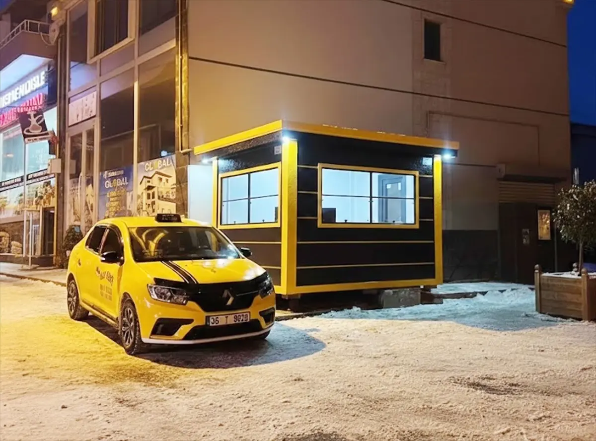 Karmod, Kars'ta üç ayrı nokta için taksi durağı kabinleri üretti