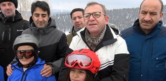 Kars'ta şehit ve gazi ailelerinin çocukları kayak öğreniyor