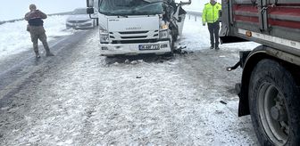 Kars'ta zincirleme trafik kazasında 5 araçta hasar oluştu