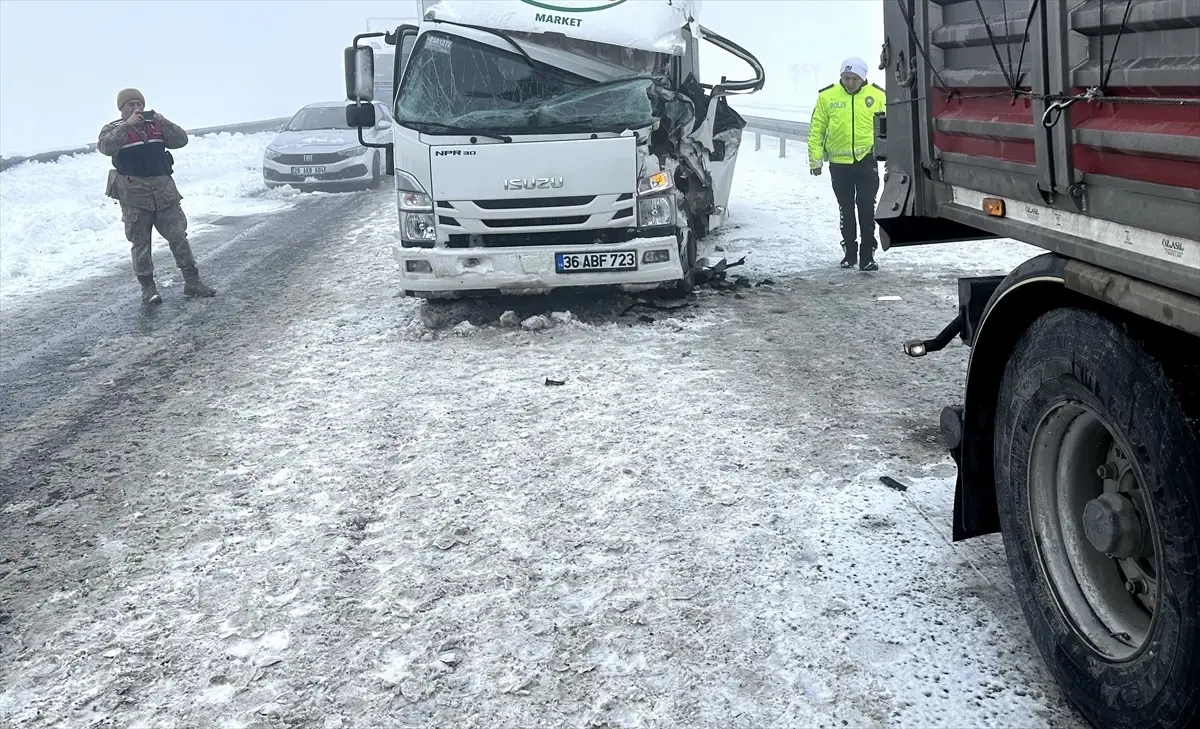 Kars'ta zincirleme trafik kazasında 5 araçta hasar oluştu