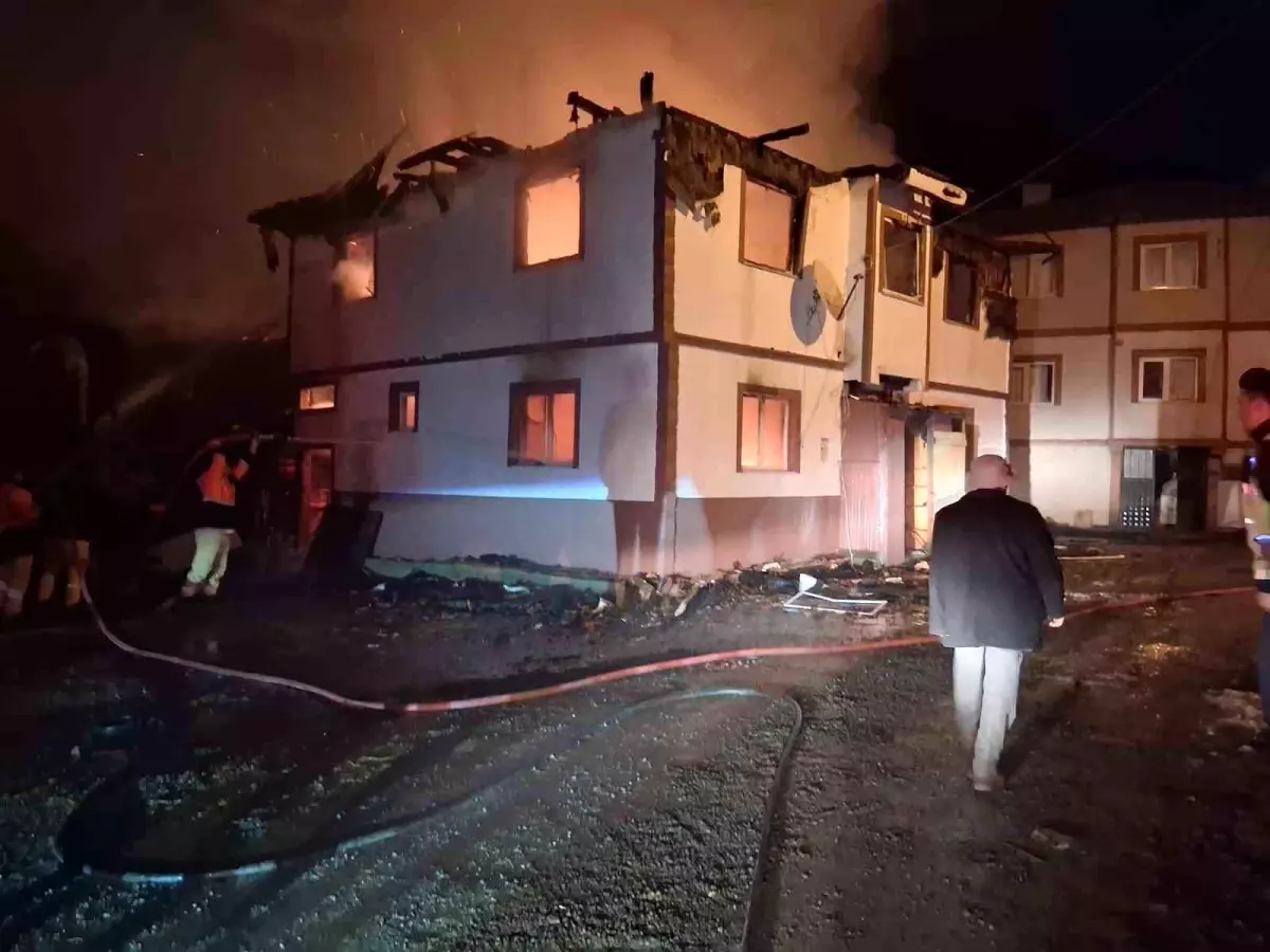 Kastamonu'da alevlere teslim olan iki katlı ev kullanılamaz hale geldi