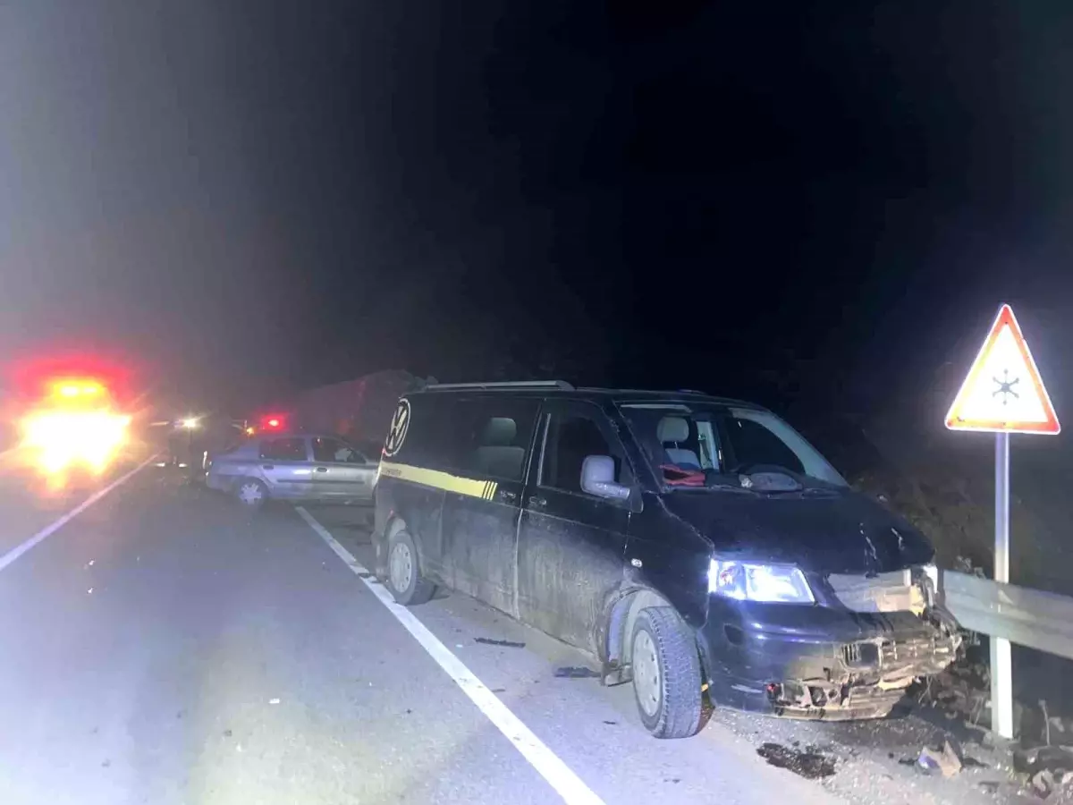 Kastamonu'da minibüs ile otomobil çarpıştı: 4 yaralı
