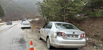Kastamonu'da refüje çarpan otomobildeki 3 kişi yaralandı