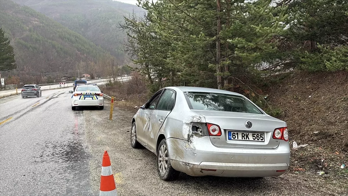 Kastamonu'da refüje çarpan otomobildeki 3 kişi yaralandı