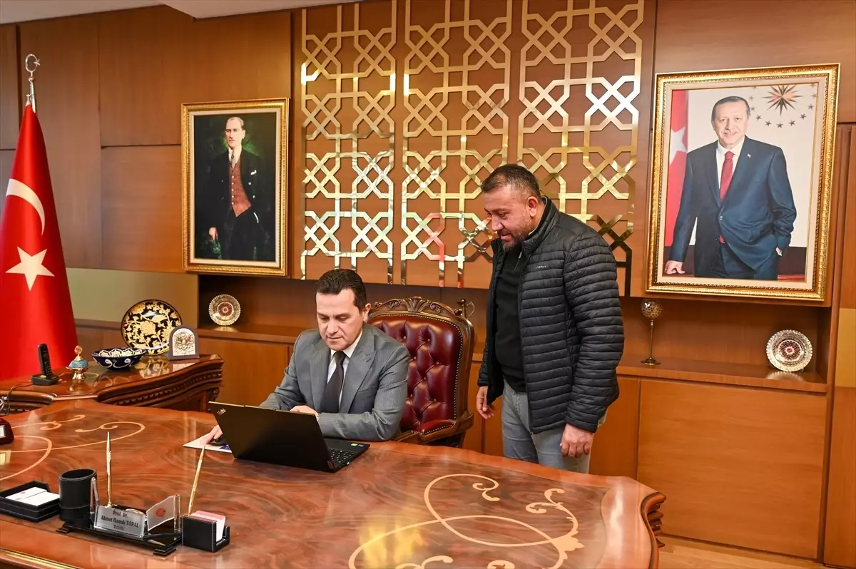 Kastamonu Üniversitesi Rektörü Prof. Dr. Topal, AA'nın "Yılın Kareleri" oylamasına katıldı