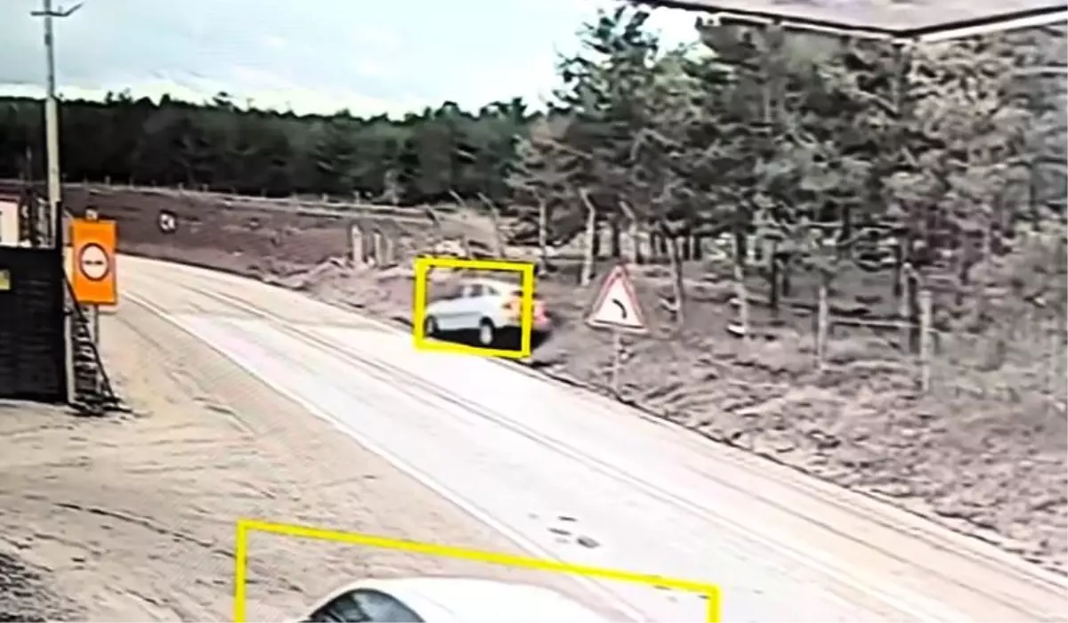 Kaygan yolda takla atan araçtaki 2 kişi yaralandı