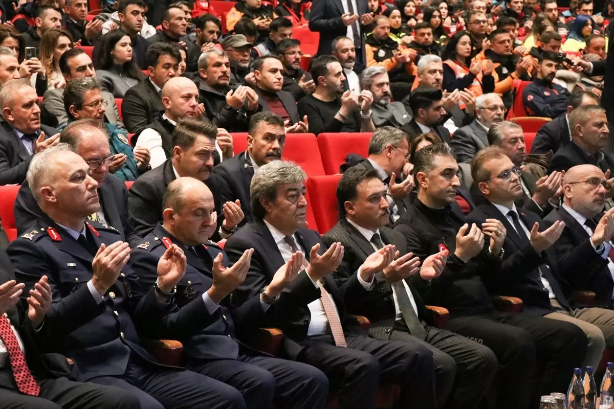 Kayseri'de akredite olan arama kurtarma ekiplerine armaları takıldı