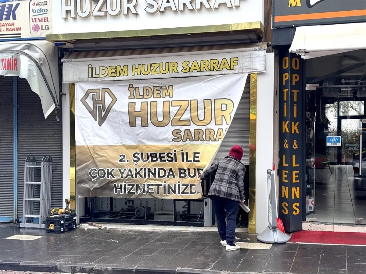 Kayseri'de forkliftle kepenk ve camları kırılan kuyumcudan hırsızlık yapıldı