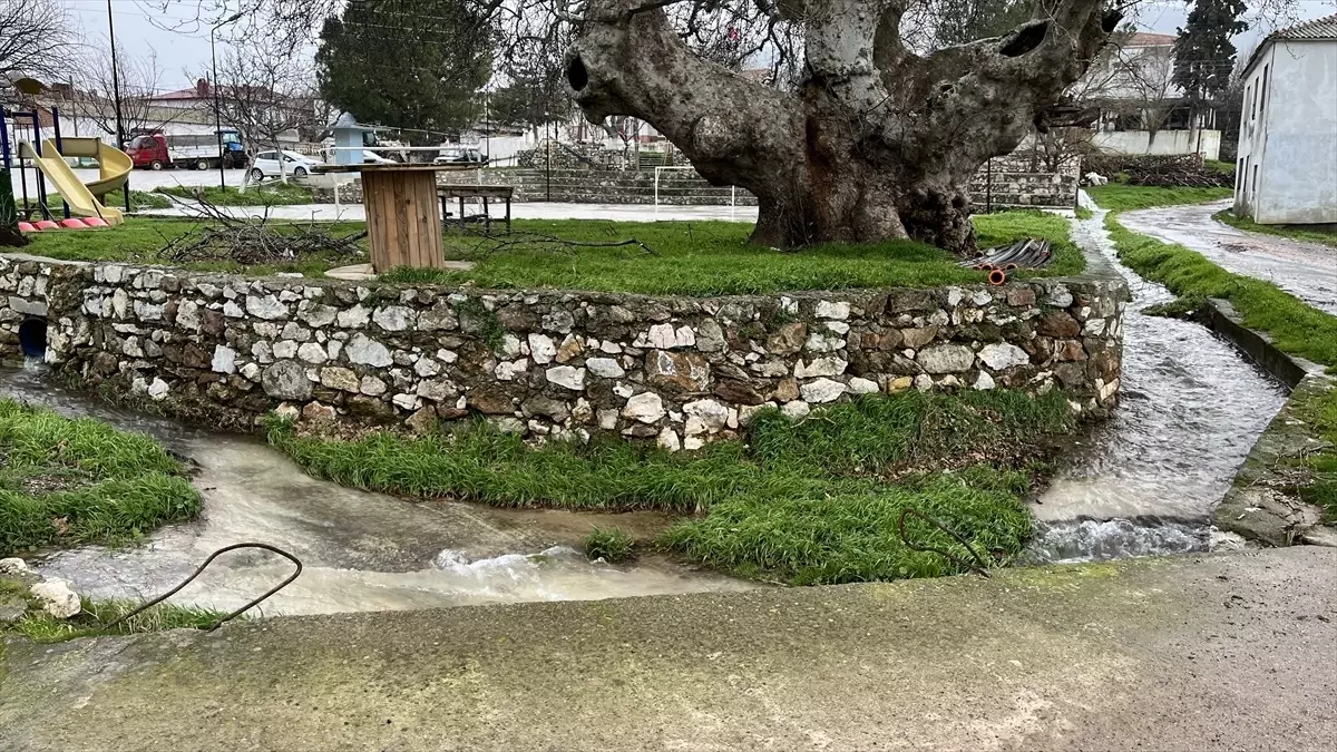 Kazdağları'ndan gelen sular köy yollarında çağladı