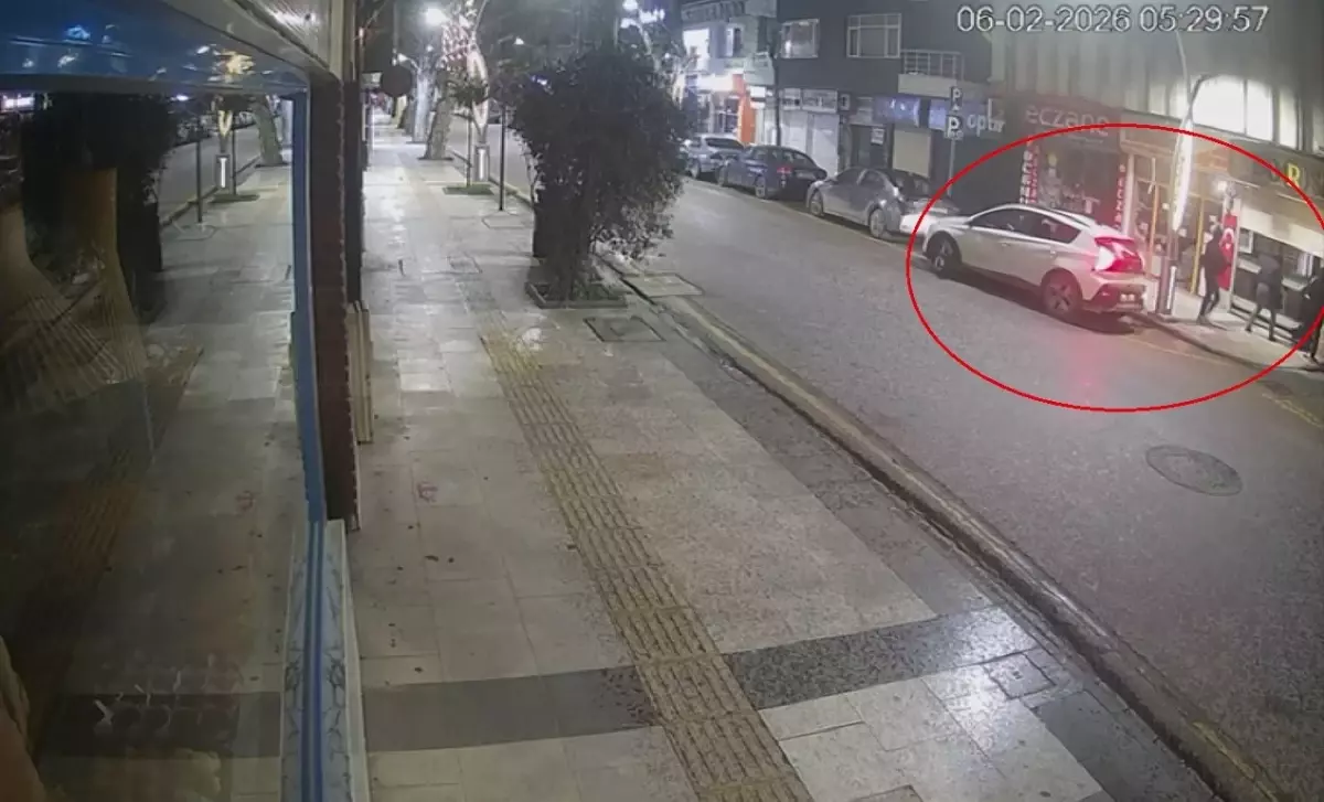 Kepenk kumandasını yedekledikleri kuyumcu dükkanına girip 1,5 kilo altını çaldılar