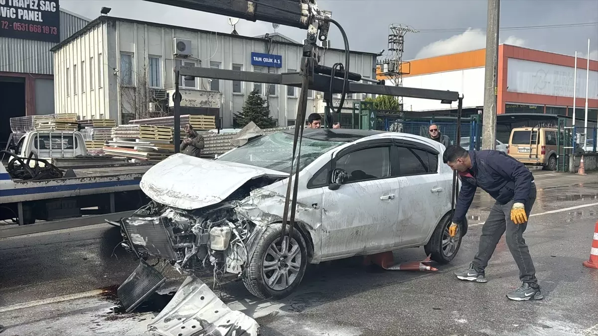 Kocaeli'de yan yola düşen otomobildeki 2 kişi yaralandı