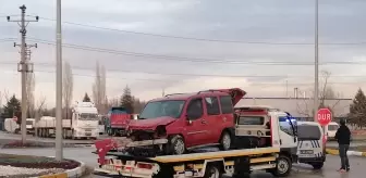 Konya'da tırla çarpışan hafif ticari araçtaki 1 kişi yaralandı