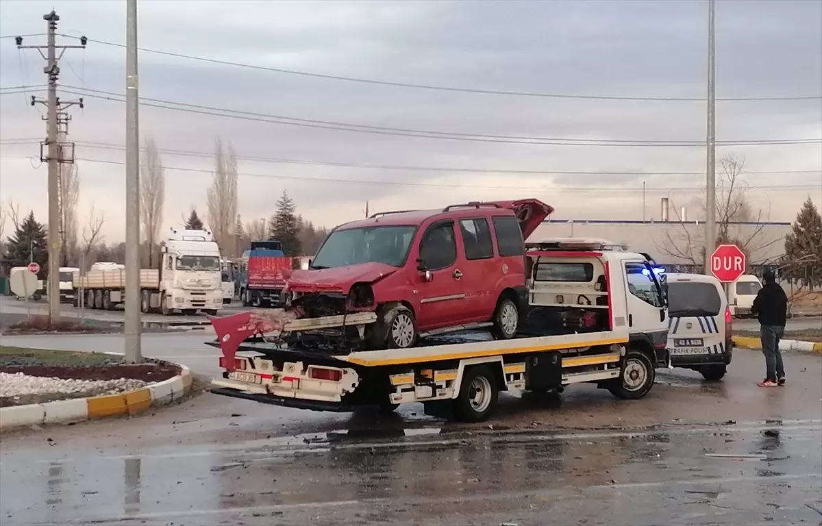 Konya'da tırla çarpışan hafif ticari araçtaki 1 kişi yaralandı