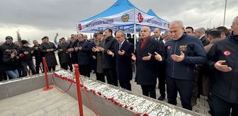 Malatya'da 6 Şubat depremlerinde hayatını kaybedenler kabirleri başında anıldı