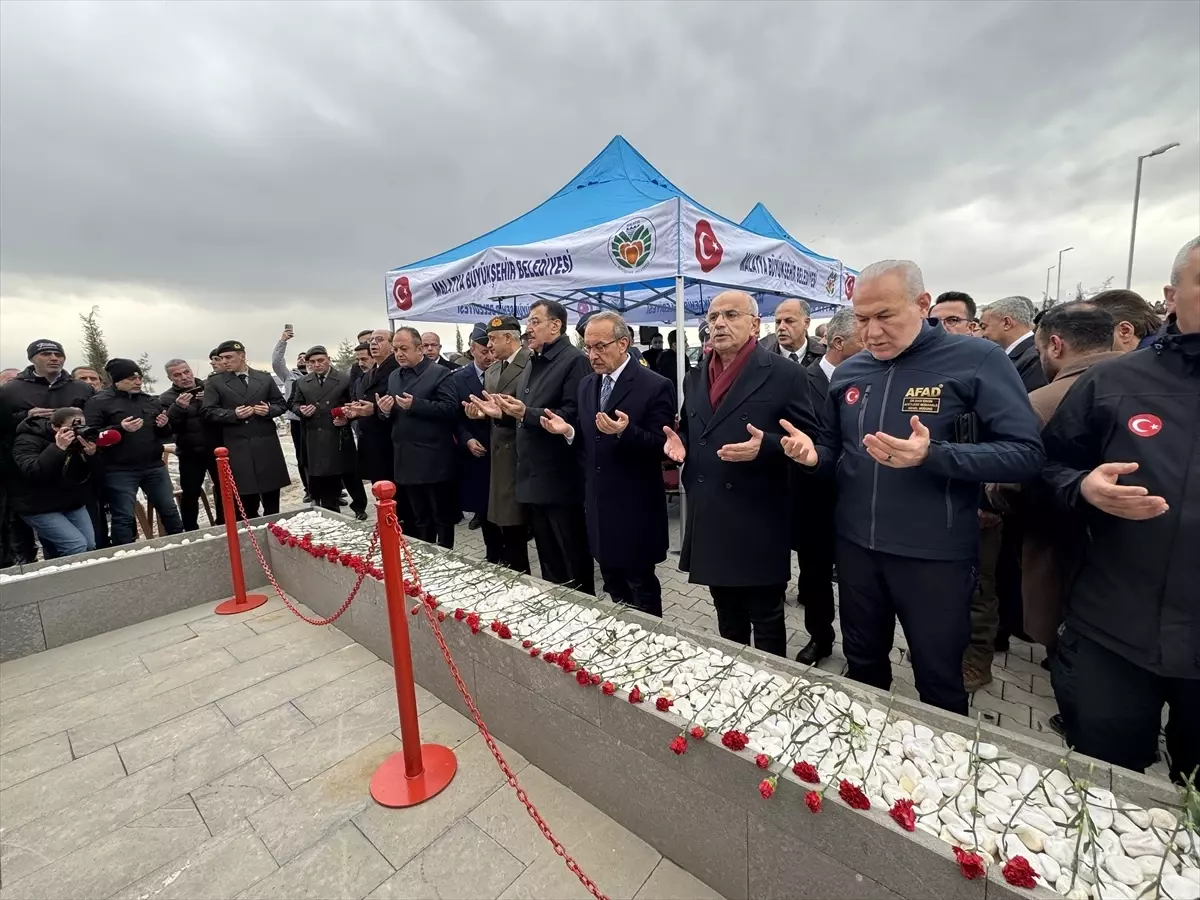 Malatya'da 6 Şubat depremlerinde hayatını kaybedenler kabirleri başında anıldı