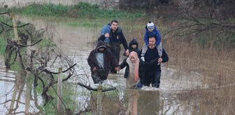 Manisa'da nehir taşması sonucu bağ evinde mahsur kalan 5 kişiyi itfaiye kurtardı