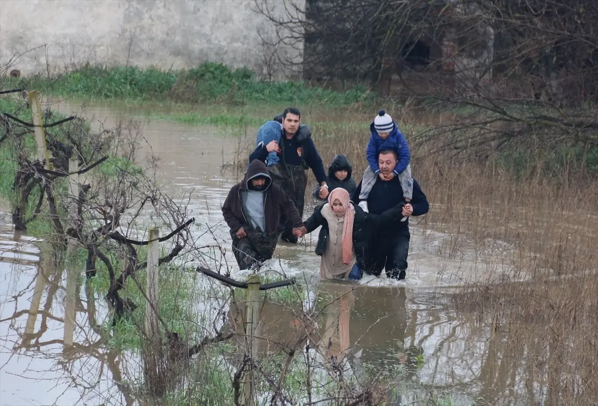Manisa'da nehir taşması sonucu bağ evinde mahsur kalan 5 kişiyi itfaiye kurtardı