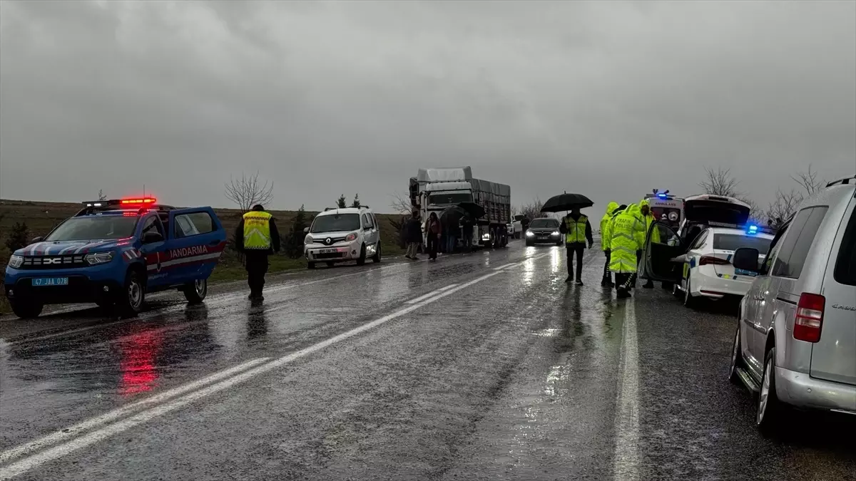 Mardin'de tır ile otomobilin çarpıştığı kazada 1 kişi öldü, 4 kişi yaralandı