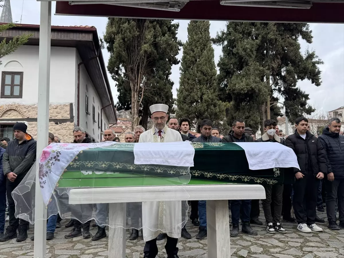 Mardin'deki trafik kazasında hayatını kaybedenlerden Ayşenur Kütükçü'nün cenazesi Bilecik'te defnedildi