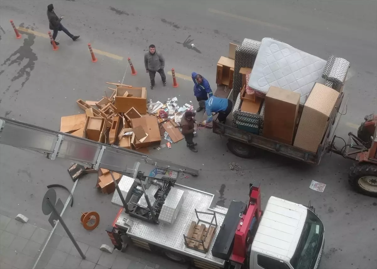 Mersin'de atık ve çöp biriktirilen ev temzilendi