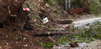 Mersin'de heyelan iki kırsal mahallenin yolunu kapattı
