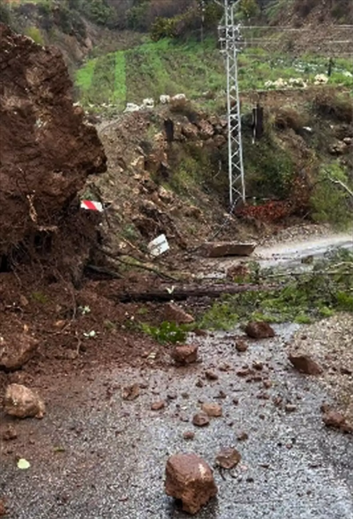 Mersin'de heyelan iki kırsal mahallenin yolunu kapattı