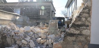 Mersin'in Akdeniz ilçesinde 2 katlı metruk ev yıkıldı