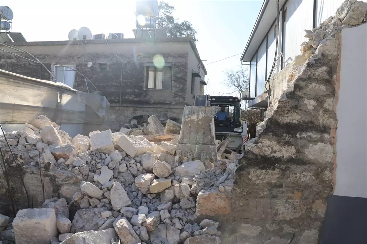 Mersin'in Akdeniz ilçesinde 2 katlı metruk ev yıkıldı