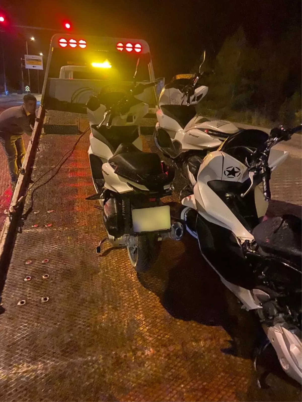 Muğla'da abartı egzozlu ve plakasız motosikletlerle yarışan 3 kişinin ehliyeti iptal edildi