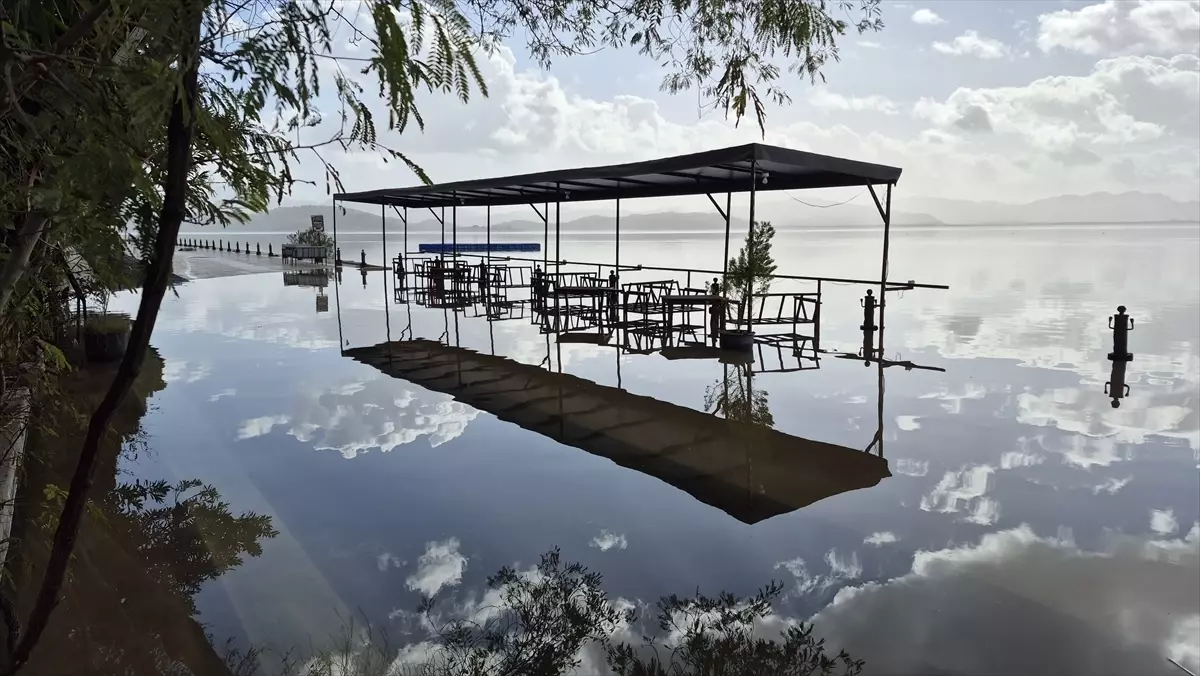 Muğla'da Köyceğiz Gölü taştı, ev ve iş yerlerini su bastı