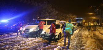 Muş-Bingöl kara yolunda kar nedeniyle mahsur kalanlar ekiplerce kurtarıldı