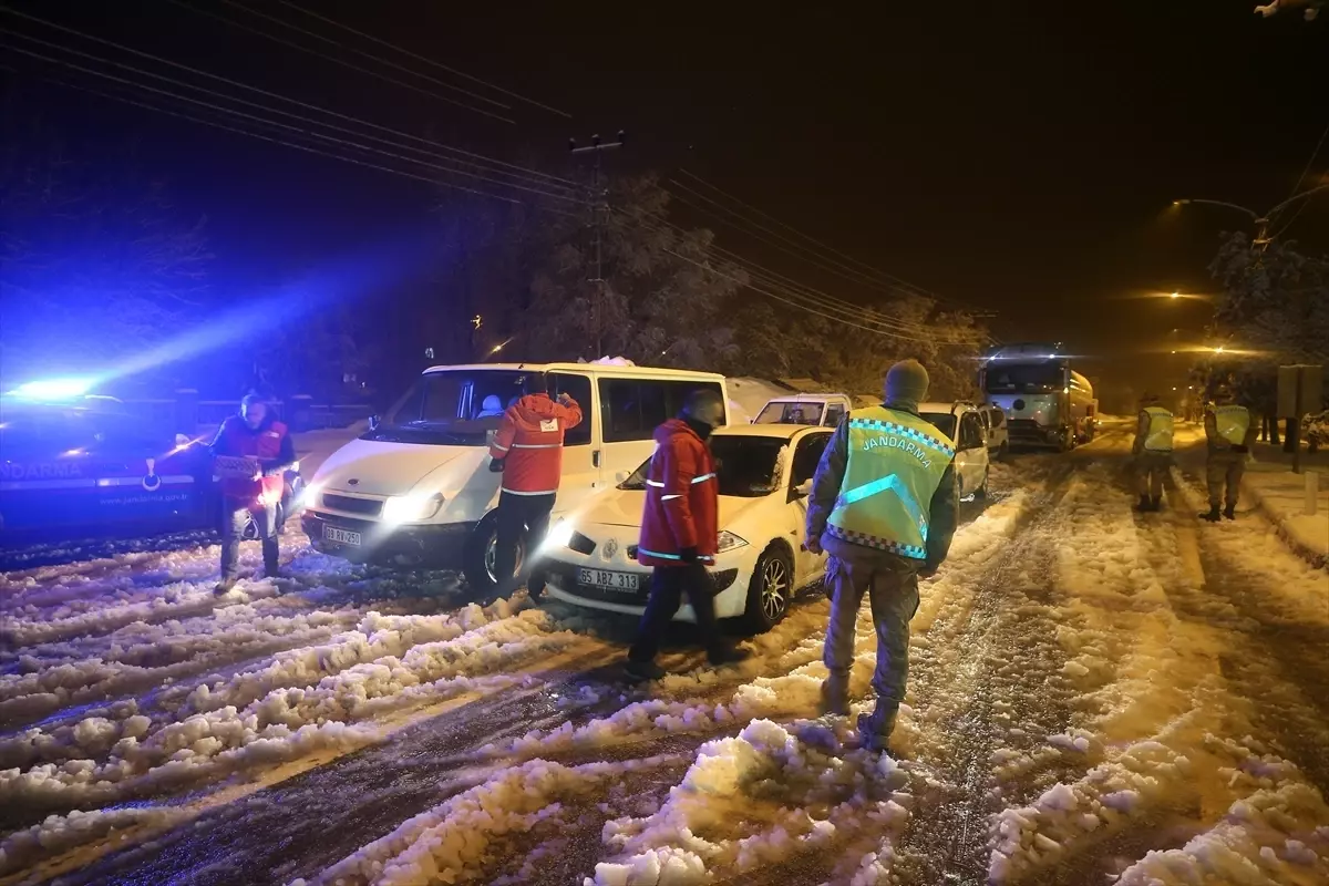 Muş-Bingöl kara yolunda kar nedeniyle mahsur kalanlar ekiplerce kurtarıldı